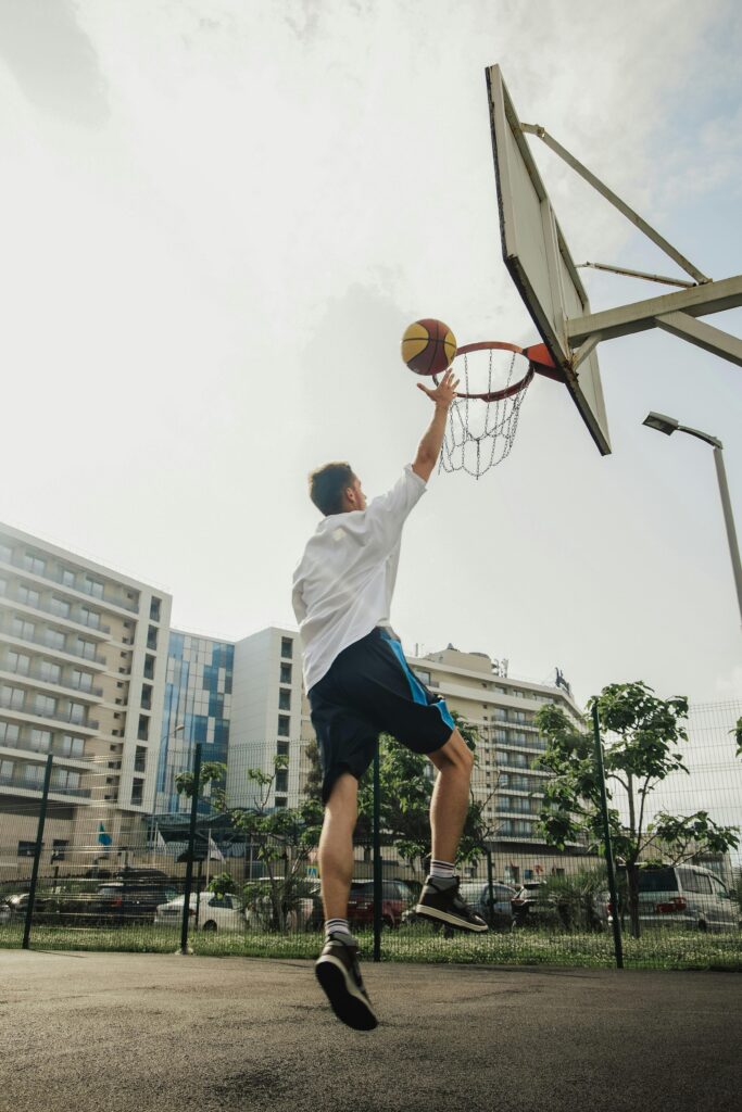  Basketball Player Executes Perfect Layup
